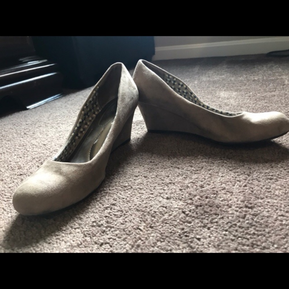 Dexflex Comfort tan suede wedges